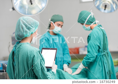 surgeon using tablet computer 18730249