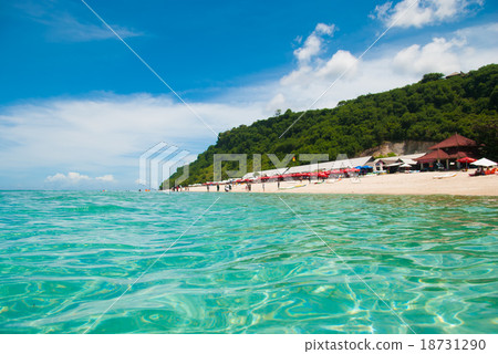 Transparent sea water with a blurred background Transparent sea water with a blurred background 18731290