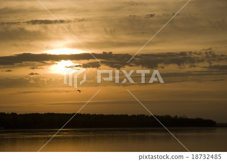 dramatic sunset dramatic sunset 18732485