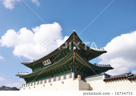 韓國Gwanghwamun的王宮的城堡門 18734755