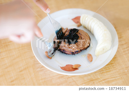 chocolate souffle and fruits 18734911