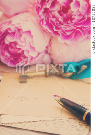 quill pen and antique letters quill pen and antique letters 18735855