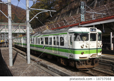 在光陽的水上站下車的上越線115系列（水上⇔長岡） 18737088