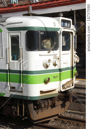 The Joetsu Line 115 series (Mizukami ⇔ Nagaoka) that stops at Koyo no Mizukami Station 18737090