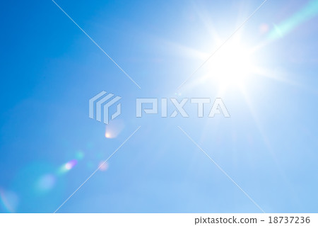秋天天空輕的白色雲彩和藍天背景材料拷貝空間字符空間 秋天天空輕的白色雲彩和藍天背景材料拷貝空間字符空間 18737236