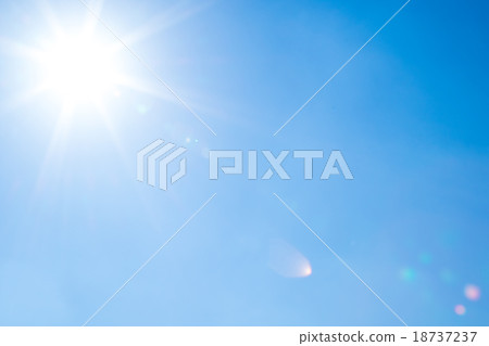 秋天天空輕的白色雲彩和藍天背景材料拷貝空間字符空間 秋天天空輕的白色雲彩和藍天背景材料拷貝空間字符空間 18737237