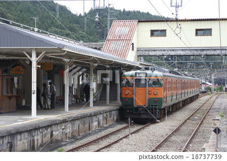 信越本線115號線(高崎⇔橫河)在橫川站停靠 信越本線115號線(高崎⇔橫河)在橫川站停靠 18737739