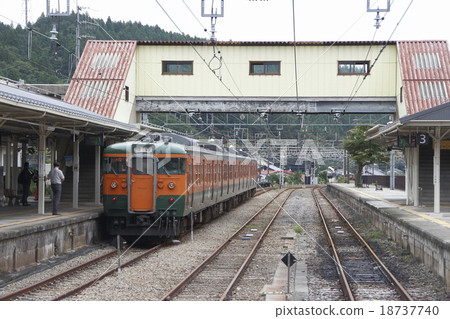 信越本線115號線（高崎⇔橫河）在橫川站停靠 18737740