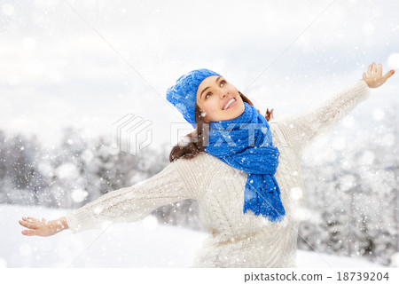 woman on a winter walk 18739204