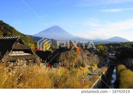 November Fuji 1104 Thatched roof group · Autumn of the root floor 18742019