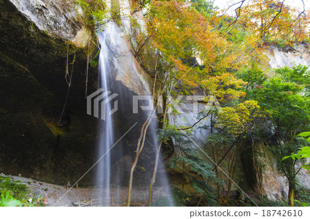 Waterfall under the shelf 18742610