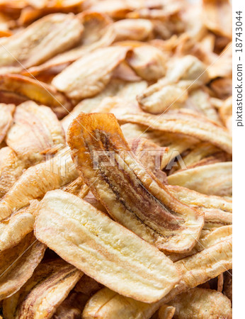 Crispy sliced banana chips 18743044