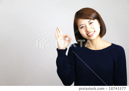做一個好標誌的一個少婦 18743377