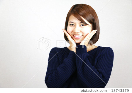 一個年輕的女人帶著微笑 18743379