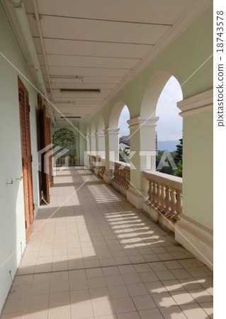 deambulatory of university hall of hku 18743578
