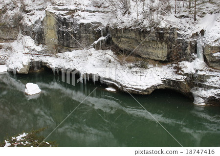 Tower hanging 18747416