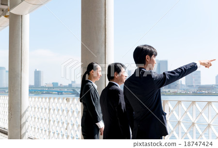Businessmen and businesswomen who make business negotiations in Tokyo back 18747424