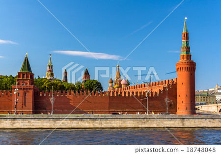 Beklemishevskaya and Petrovskaya towers of Kremlin 18748048