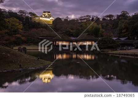 秋葉Hikone城堡秋葉的Genkyuen 18749365