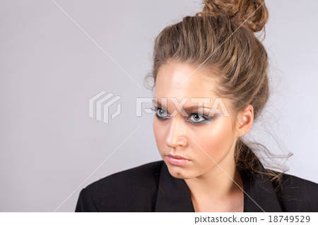 Portrait of a beautiful girl Portrait of a beautiful girl 18749529