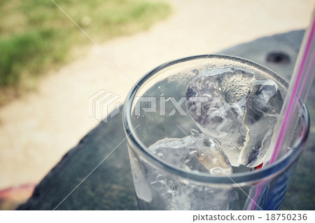 Ice cubes Ice cubes 18750236