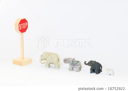 交通標誌和大象裝飾 18752922