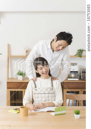 Husband massaging his wife's shoulder 18753085