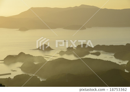 [Nagasaki Prefecture] Evening scenery of Kujuku Island 18753362