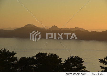 [Nagasaki Prefecture] Evening scenery of Kujuku Island 18753363