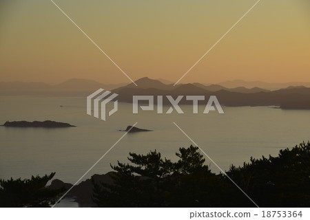 [Nagasaki Prefecture] Evening scenery of Kujuku Island 18753364