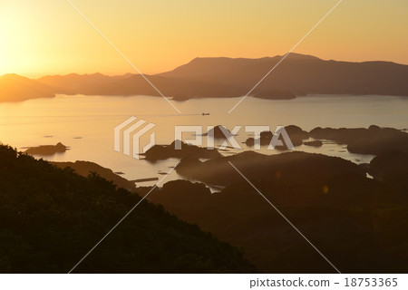 [Nagasaki Prefecture] Evening scenery of Kujuku Island 18753365