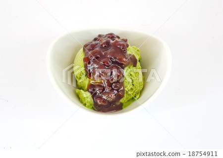 Japanese Macha ice-cream with red bean sauce 18754911