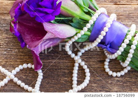 Calla lilly and eustoma flowers 18756099