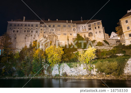 Night view to castle in Cesky Krumlov, Czech 18758330