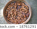 Kopi luwak original coffee bean on bamboo tray 18761291