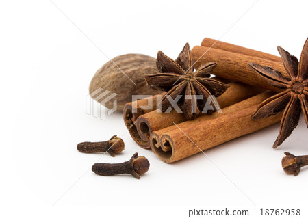 Cinnamon, nutmeg, clove, Toshikimi 18762958