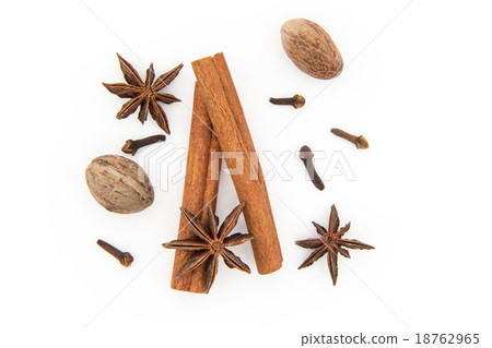 Cinnamon, nutmeg, clove, Toshikimi 18762965