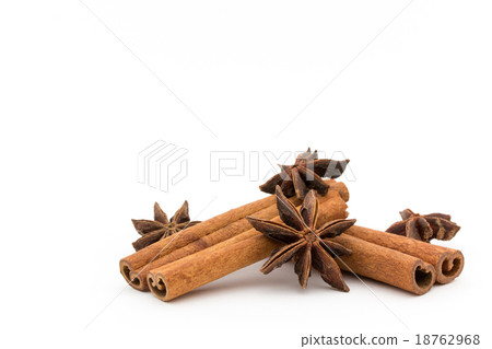 Cinnamon and fruit of Toshikimi 18762968