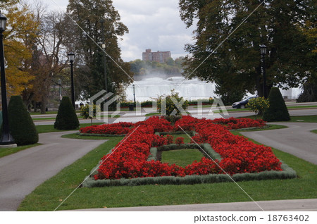 Flowerbed of Queen Victoria Park and Niagara Falls Flowerbed of Queen Victoria Park and Niagara Falls 18763402
