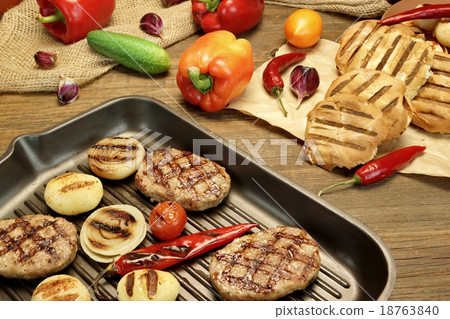 Homemade pan-fried burgers in grill-pan Homemade pan-fried burgers in grill-pan 18763840