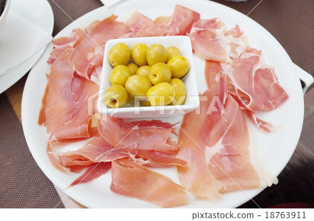 Raw ham and olives 18763911