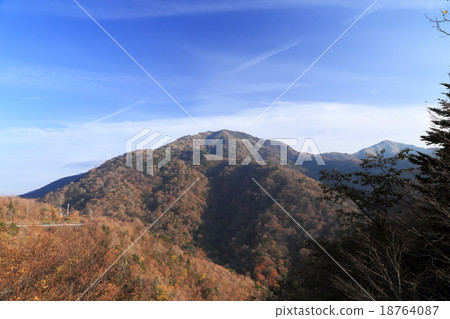 在秋天，從Minoetsu一側的登山入口可以看到肯山。您可以在右邊看到Jiroman。 18764087
