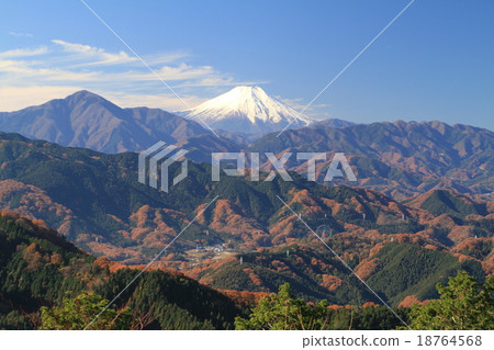 Fuji from the top of Takao mountain in autumn leaves 18764568