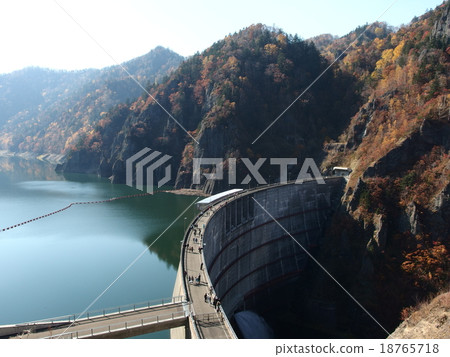 Toyohira峽谷水壩在秋天 18765718