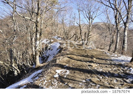 Nabe mountain ridge road of early winter 18767074