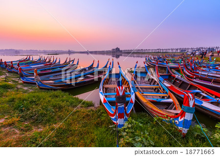 Sunrise at U Bein Bridge, Mandalay, Myanmar. 18771665