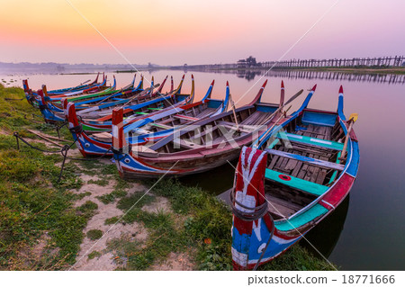 Sunrise at U Bein Bridge, Mandalay, Myanmar. 18771666