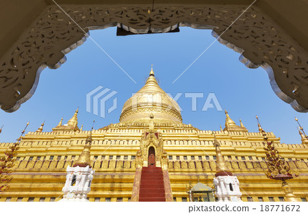 Shwezigon Paya (Pagoda) in Bagan, Myanmar. 18771672