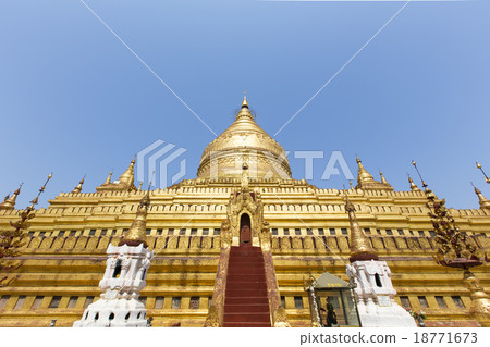 Shwezigon Paya (Pagoda) in Bagan, Myanmar. 18771673