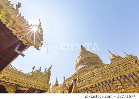 Shwezigon Paya (Pagoda) in Bagan, Myanmar. 18771674